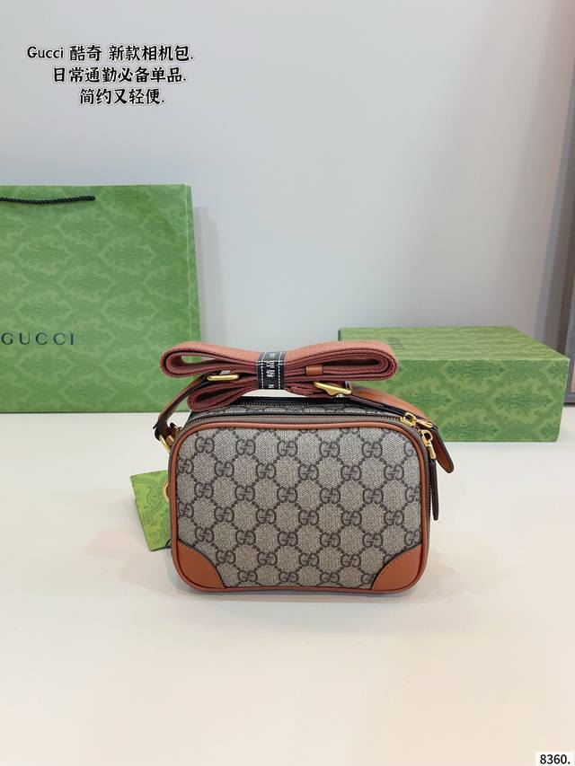 配礼盒. Gucci古奇 新款 相机包 百搭款Marmont 酷奇 印花 单肩手机包 美到无法无天的款式 今年简直引领时尚最In元素 上身超级好看 尺寸：22*