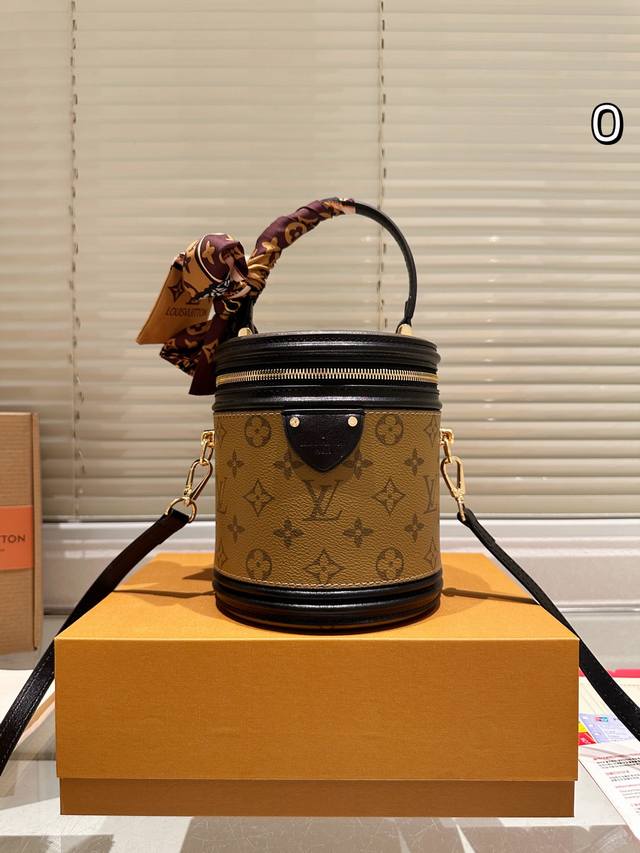芯片配丝巾 发财桶 全套包装 今日盐上身的是这款 Lv Cannes圆筒包 俗称饭桶包饭盒包,拼色老花款是最难买的 造型小巧精致,拎在手中超显气质 也可以单肩斜
