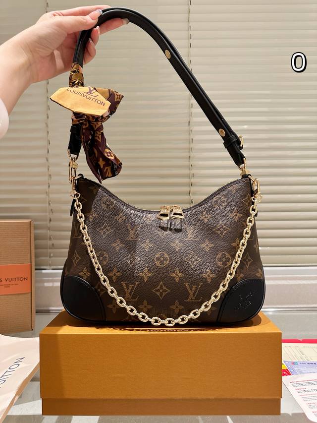 芯片配丝巾 Lv Boulogne邮差包 牛角包 新款的 Boulogne Size 对比之前小了，但完全不影响它的容量。设计上多加了金色链条 发8，增添时尚感