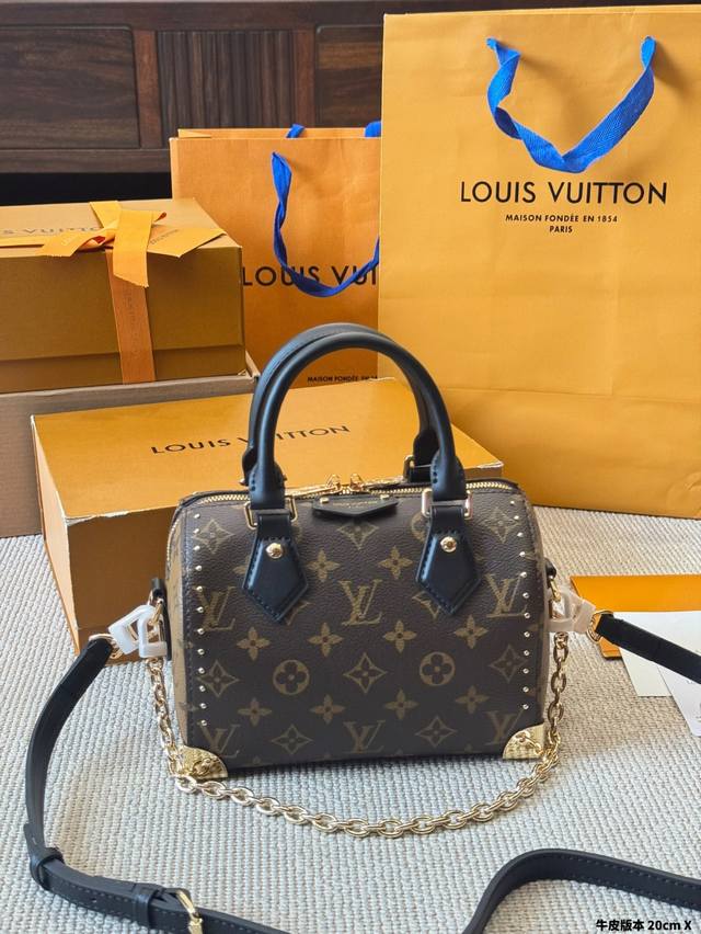 牛皮版本 Lv Speedy 20Cm枕头包 无论版型 内里和专柜毫无差别 真正原版复刻 内里可拆卸 火遍全球的爆款机场大包 机车女神包 明星同款 贵气而充满活