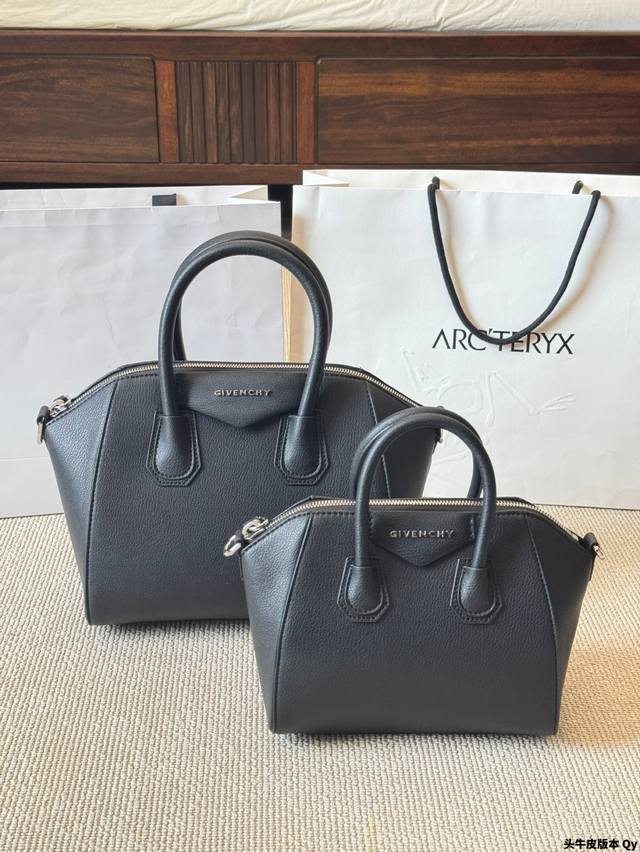 牛皮版本 纪梵希 Antigona 黑银全皮Tote 手拎单肩 通勤商务满满气场高级感 造型鼓鼓的 很可爱 一直是经典会火的一款。皮纹比较耐磨，包型笔挺。手拎挎
