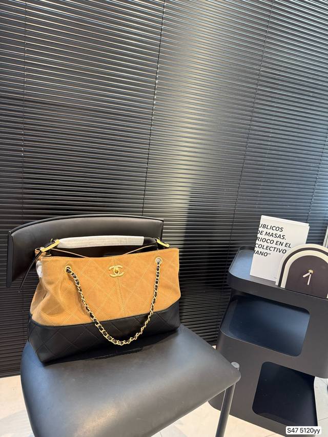 全网醉新的一只香奈儿25S香奈儿25S新款来袭这只Chanel 全堪称完美 它既能手提，又能斜挎、单肩，多种背法超实用，妥妥专柜刚出炉的标准全品相。 尺寸：35