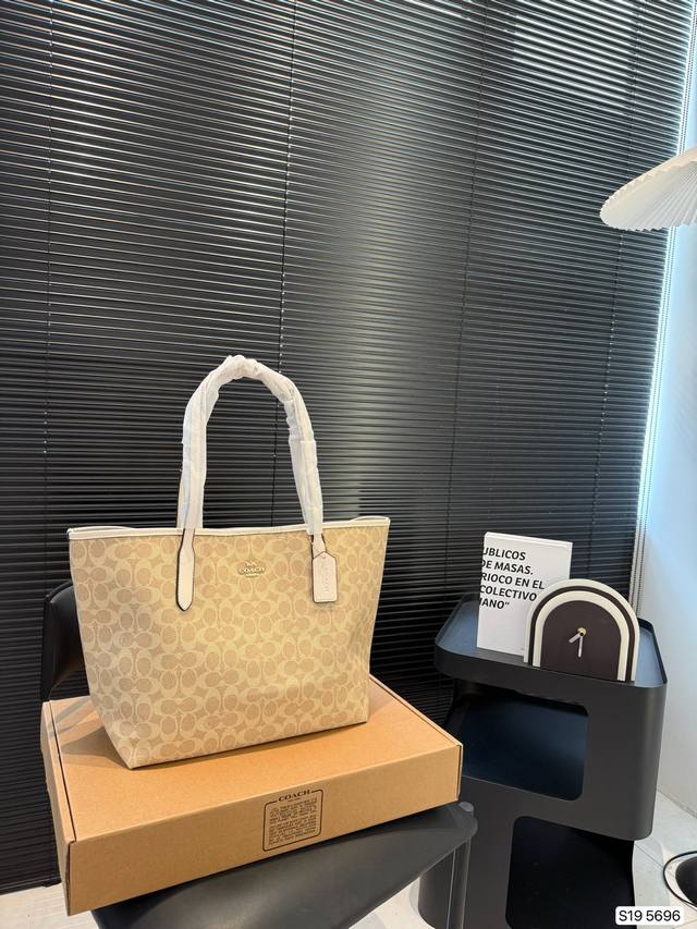 配折叠盒子 蔻驰购物袋 超火的Tote托特包，日常通勤都非常可会越用越喜欢的一款，值得入手。尺寸：31 29 货号5696