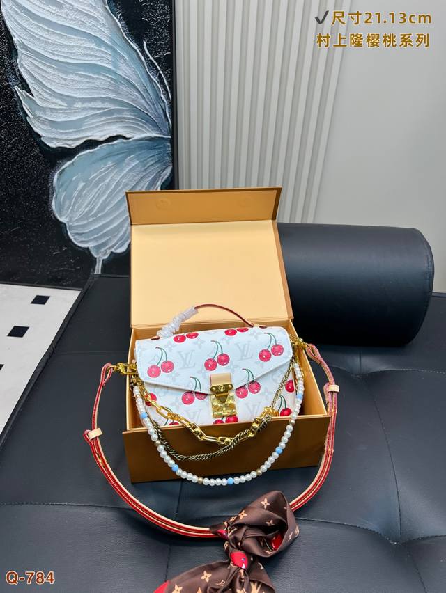 配折叠盒 Lv Pochette Ew 村上隆联名樱桃 太爱 了 村上隆联名小樱桃系列最近老了～～连欧阳娜娜都在背 这款樱桃邮差包很适合夏天搭配白色包身上面樱桃