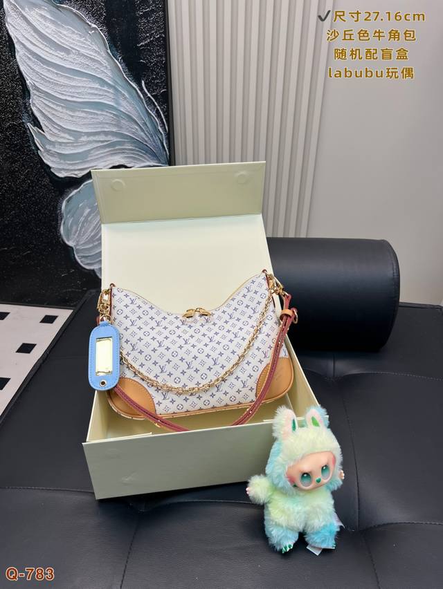 配折叠盒 随机配盲盒Labubu玩偶 Lvboulogne沙茶色邮差包 牛角包 新款的 Boulogne Size 对比之前小了，但完全不影响它的容量。设计上多