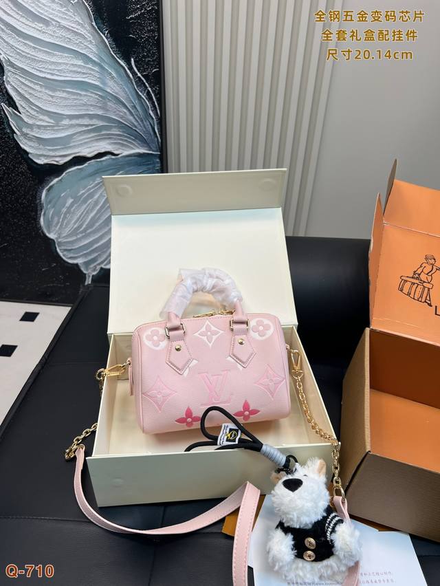 Lv 20Speedy Nano新款小可爱实物超级质感，全钢五金 上身效果很Q很可爱， 大小可以放下手机和一些随身物品，自重很轻，肩带可以调节，喜欢的包子可以冲