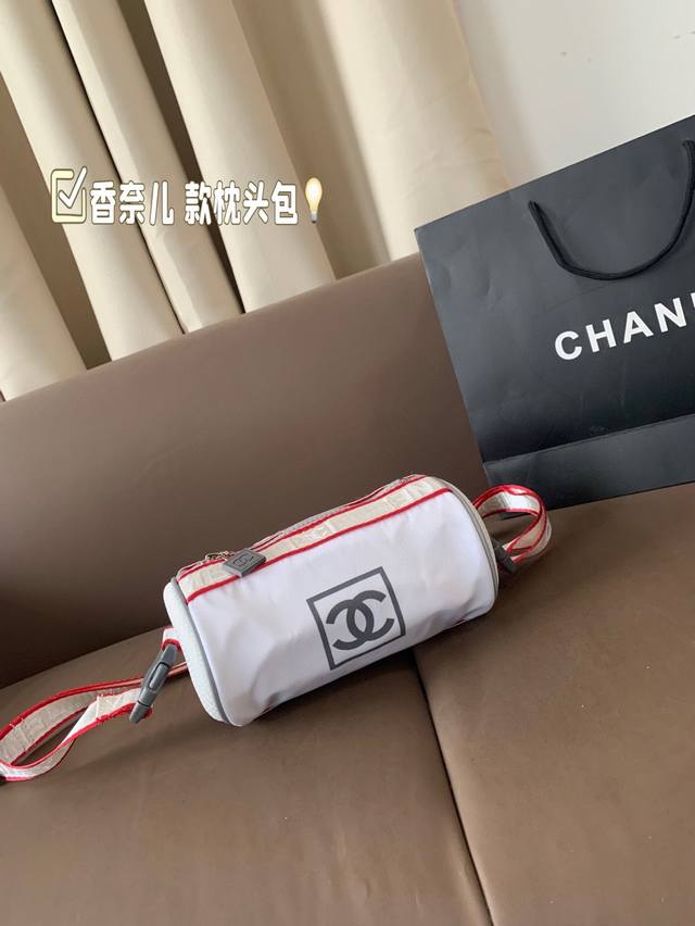 香奈儿 款枕头包出货 最新款 超级实用的款式 ！整个包又轻便又实用 无敌性价比超高 尺寸20*10