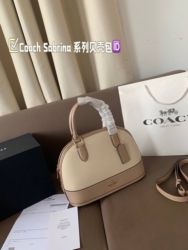 Coach Sabrina 系列贝壳包 多色可选 荔枝纹纯皮，经典百搭，适合多种场合 线条简洁流畅，经典包型耐看，而且这个真的很出众，就是深秋里最亮丽的风景~