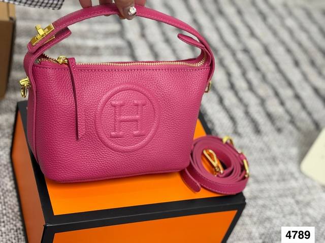 牛皮 配盒子 Hermes爱马仕饭盒包 爱马仕也出这么经济实惠的包了 我感觉是特别值得入手的一款包 Buff加成。