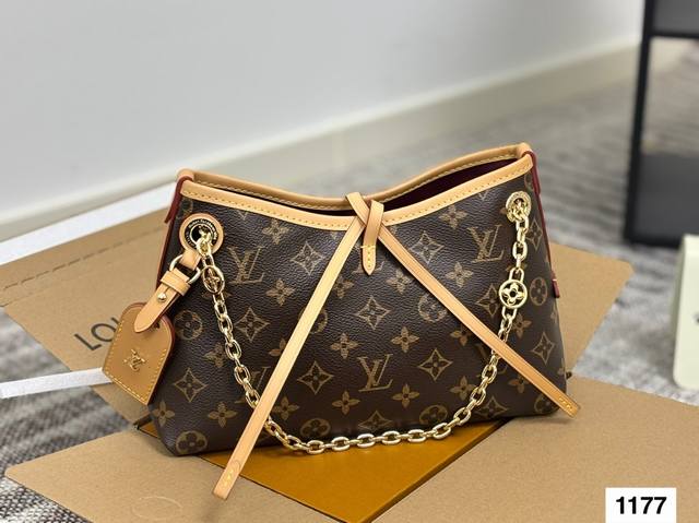 配飞机盒折叠盒子 Lv Carryall家族又添新成员 Lv设计师有一种不管钱包死活的审美，新版Carryall变可爱了，而且不喜欢大包的姐妹这个就没什么顾虑了