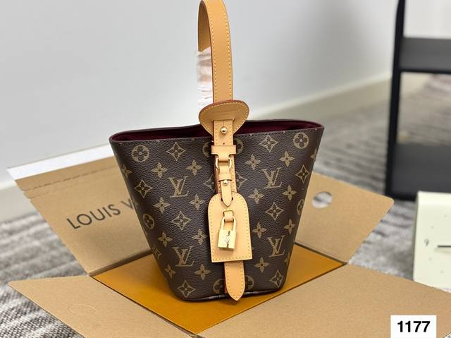 配飞机盒折叠盒子 盲猜这次Lv上新黑马是All In Bb Lv水桶 Lv尤物 尺寸：17 18.5