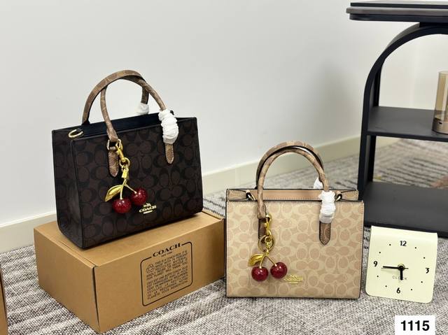 配盒子 蔻驰 托特 一整个爱住！浅色整体会更淑女浪漫，但黑色会更沉稳大气哦！喜欢的宝子看过来 尺寸：25 19