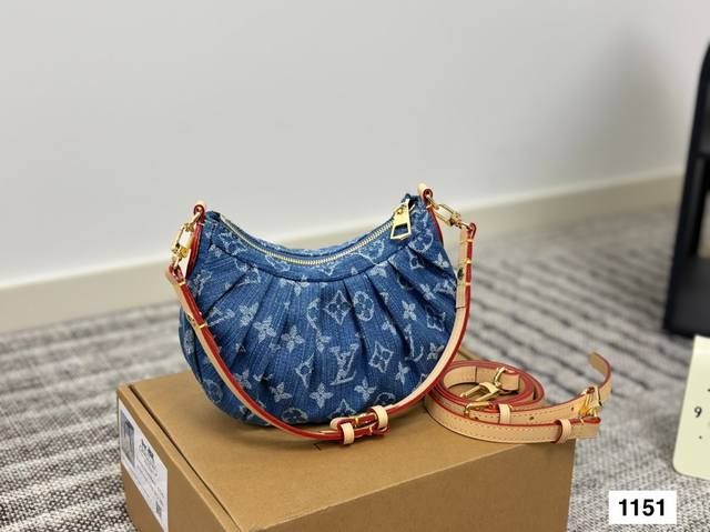 配盒子 Lv 牛仔腋下包 可单肩可斜挎 真的好随性，布料柔软随意，更好搭。 颜色也没有那么刻意，非常自然的水洗牛仔，真的是一眼爱上。 别看小小的，容量可是足足的