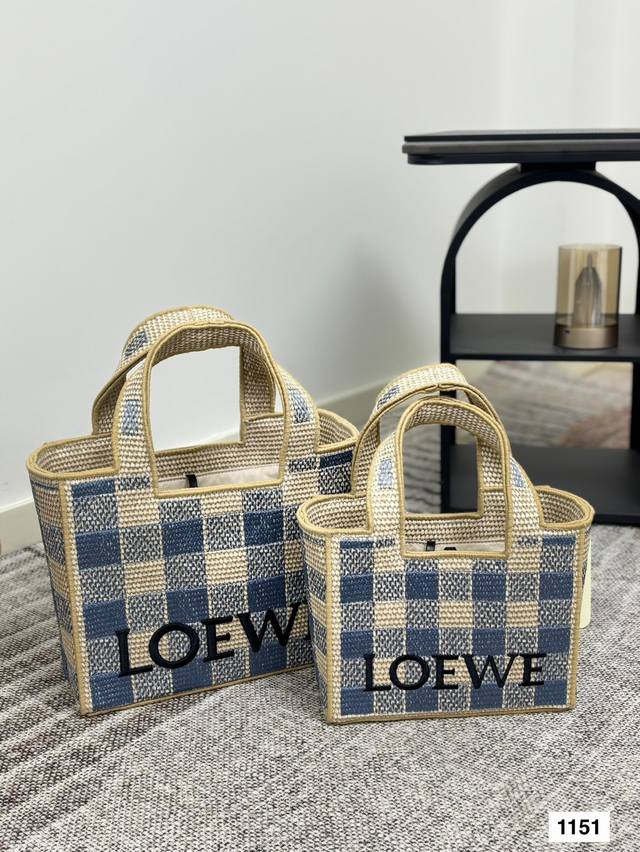 大号 小号 罗意威编织托特包 Paulas's 1Biza 夏日海岛系列推出了草编托特包包巧妙融合了托特的商务之前线条和草编的夏日风情，加上Loewe粗体大Lo