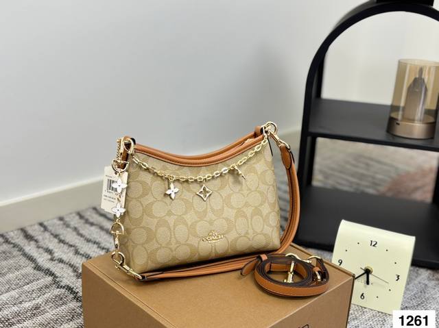 礼盒 小号蔻驰托特包，除了好看还是好看，托特包造型简单又好用关键是超好看，轻便，缤纷又结实。分分钟成为街上最具回头率的时尚单品！尺寸：20 16