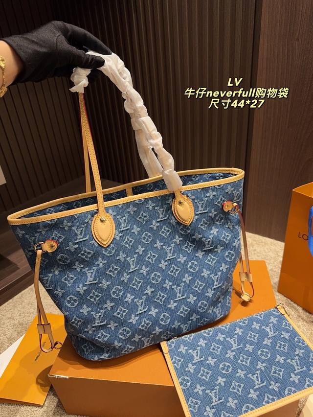 尺寸40*27 Lv 牛仔Neverfull购物袋 超级喜欢牛仔系列的 配上Labubu挂件超可爱的！！ 加个内胆包整个立体起来咯 很适合当妈咪包～ 超级能塞