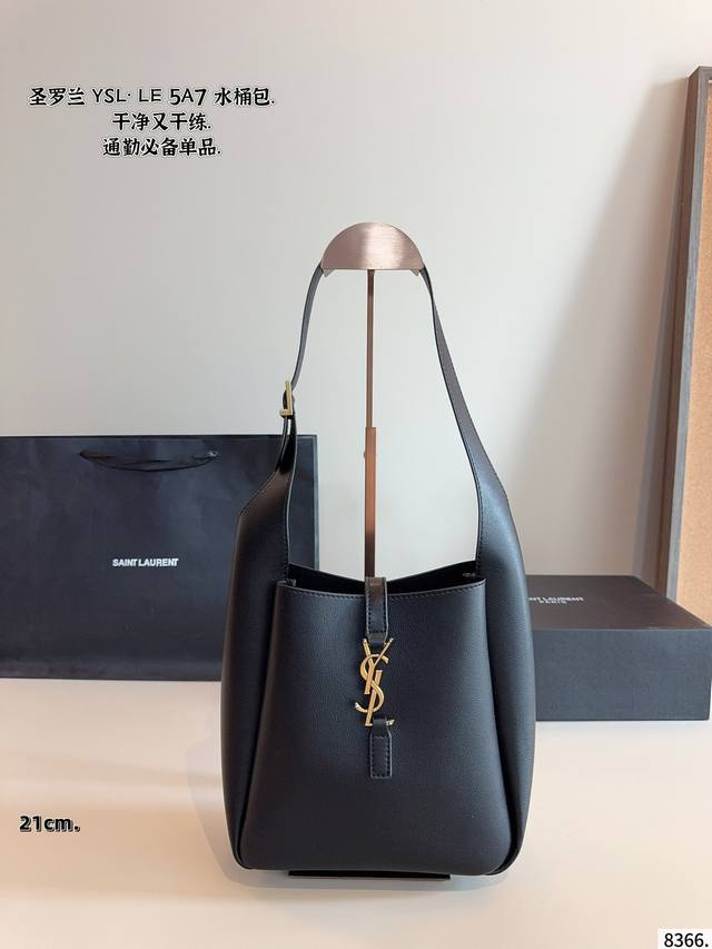配礼盒 圣罗兰Ysl 水桶包 质感很高级 容量超级大也很耐用 日常出街背它回头率百分百 就是这种随性慵懒感尺寸：21*8*21Cm