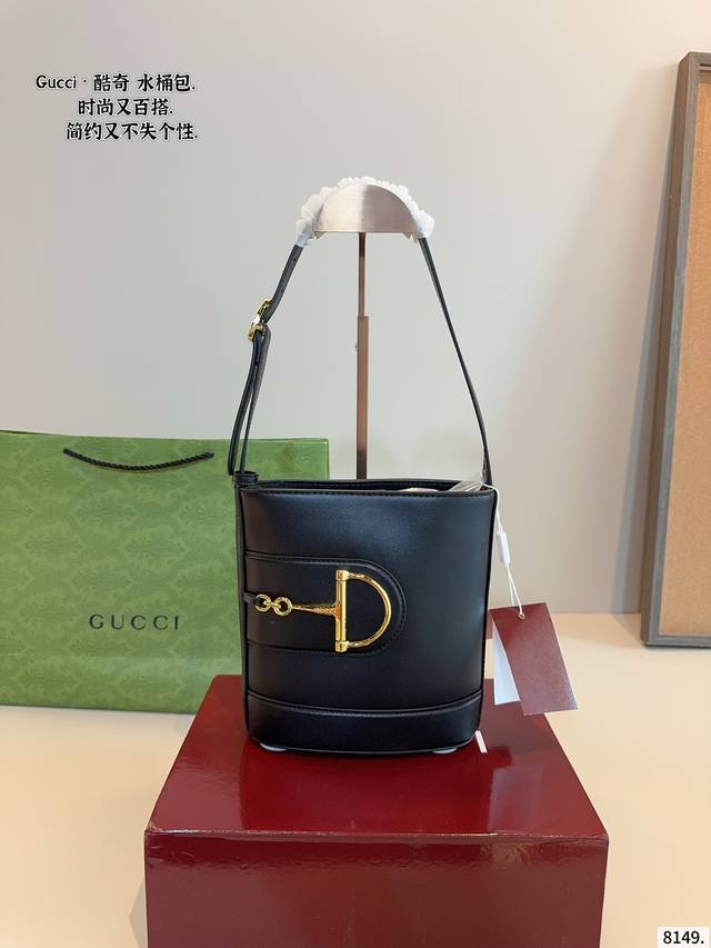 配礼盒 Gg迷你水桶包 G标识Gg迷你水桶包。Gucci追溯品牌源自20世纪20年代的奢侈旅行风尚，持续探索皮具系列。这款米色和乌木色Gg Supreme迷你水