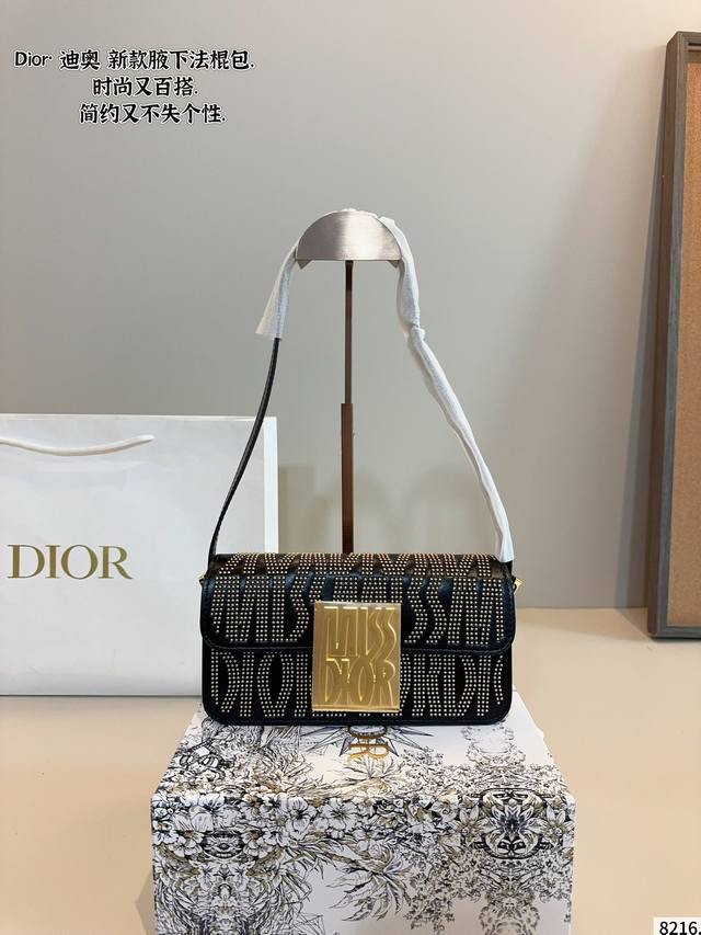 配礼盒. 迪奥 Dior Miss 腋下包 方正的设计，复古的质感 藏蓝色老花作为Dior经典的颜色，搭配任何风格的衣服都毫无压力，四季皆宜。 既能满足日常出门