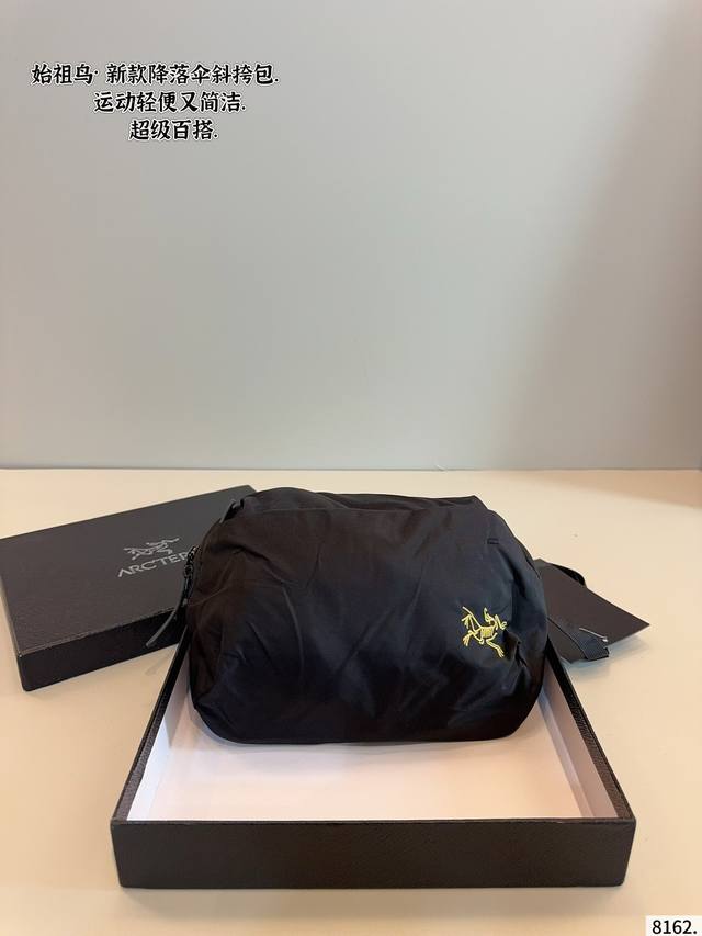 配礼盒. 最近韩国博主们人手一个的始祖鸟斜挎包 “中年三宝”始祖鸟双肩包特辑回归 各大博主们近期出镜率最高的斜挎包依旧是这款始祖鸟 尺寸 22*17Cm