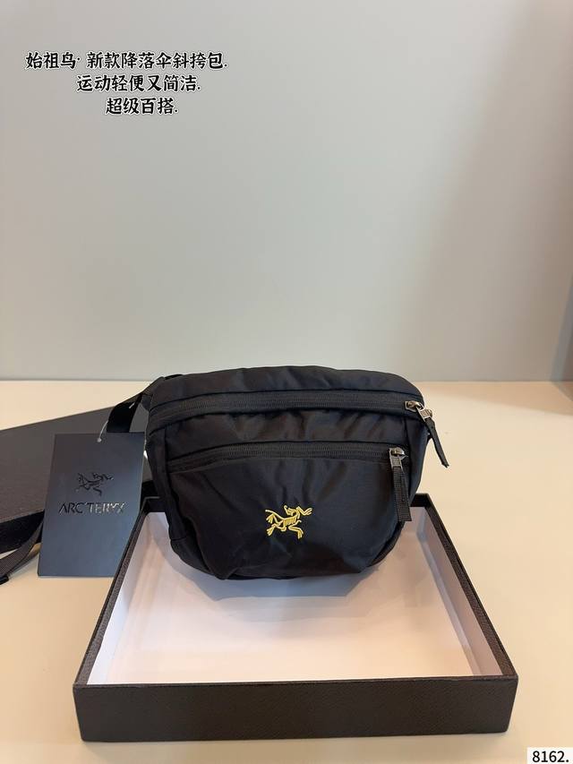 配礼盒. 最近韩国博主们人手一个的始祖鸟斜挎包 “中年三宝”始祖鸟双肩包特辑回归 各大博主们近期出镜率最高的斜挎包依旧是这款始祖鸟 尺寸 19*4*18Cm 配礼盒. 最近韩国博主们人手一个的始祖鸟斜挎包 “中年三宝”始祖鸟双肩包特辑回归 各大博主们近期出镜率最高的斜挎包依旧是这款始祖鸟 尺寸 19*4*18Cm