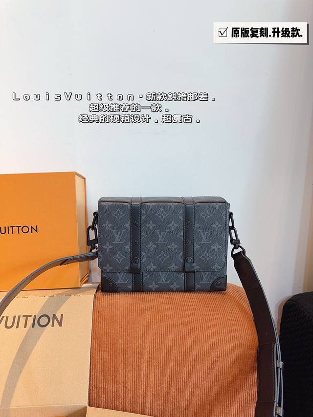 配礼盒. Lv新款 高端品质 盒子邮差包 新款Messenger 男包 出自男装艺术总监Kim Jones之手的新款Messenger 手提斜挎包，Lv涂层帆布