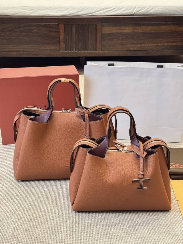 头层牛皮 托德斯 推特包 Tods 肩背也很协调,有种随性的感觉。 上面的金属字母挂饰也可以拆卸 非常低调的一个包。 设计简洁大气,有质感又不张扬 这不就是妥妥 头层牛皮 托德斯 推特包 Tods 肩背也很协调,有种随性的感觉。 上面的金属字母挂饰也可以拆卸 非常低调的一个包。 设计简洁大气,有质感又不张扬 这不就是妥妥