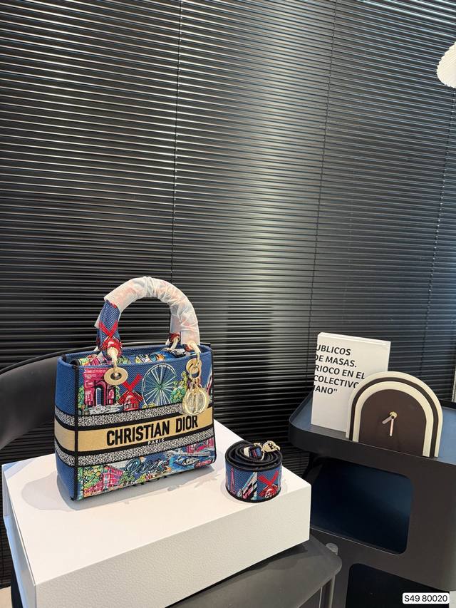 配折叠盒子 迪奥顶级原单 刺绣戴妃Dior新款 Dior 最新的 Lady D Lite 系列戴妃包 精湛的工艺,完美的配色 整体时尚又复古,高级又浪漫,手柄街 配折叠盒子 迪奥顶级原单 刺绣戴妃Dior新款 Dior 最新的 Lady D Lite 系列戴妃包 精湛的工艺,完美的配色 整体时尚又复古,高级又浪漫,手柄街