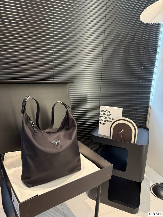 配折叠盒子 普拉达腋下包 这只真的 很适合酷酷女孩! 秋天的第一只新包,当然要选大包! 这种单肩大包已成为潮流 搭配很加分出差旅人必备超级能装 尺寸:28 31 配折叠盒子 普拉达腋下包 这只真的 很适合酷酷女孩! 秋天的第一只新包,当然要选大包! 这种单肩大包已成为潮流 搭配很加分出差旅人必备超级能装 尺寸:28 31