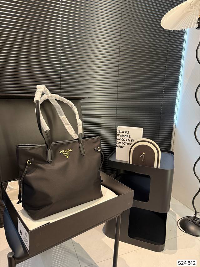配盒子 普拉达购物袋 Prada普拉达托特包 24新品三角标 简约风格 大方随意 尼龙材质 轻便出行 自重很轻 大容量 尺寸32 29 货号512