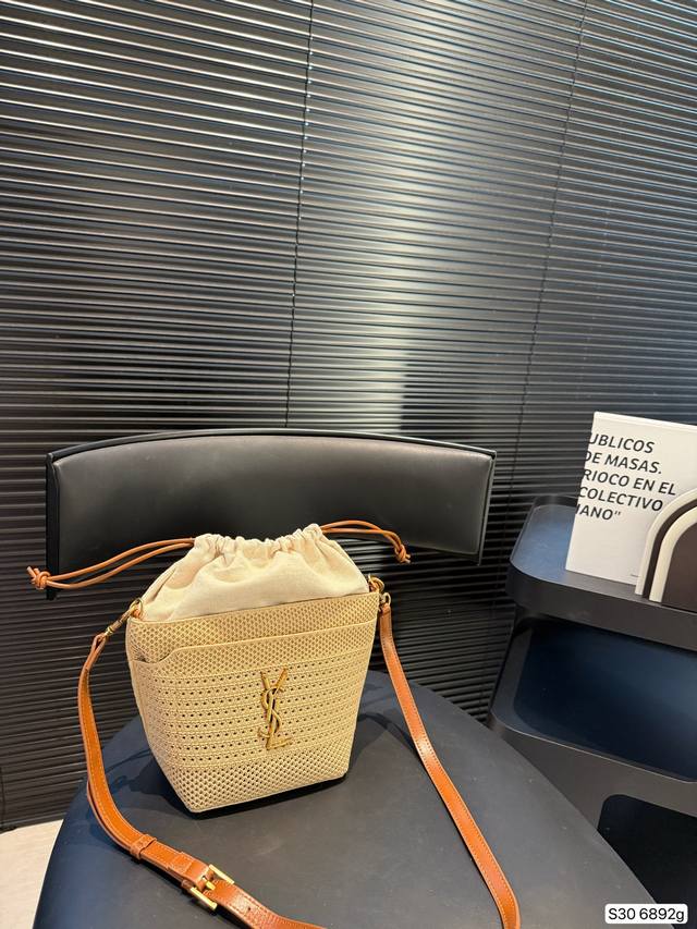 圣罗兰编织托特包，简单搭配的包袋，非常大气。搭配衣服也是毫无难度。尺寸：14 15 货号6892