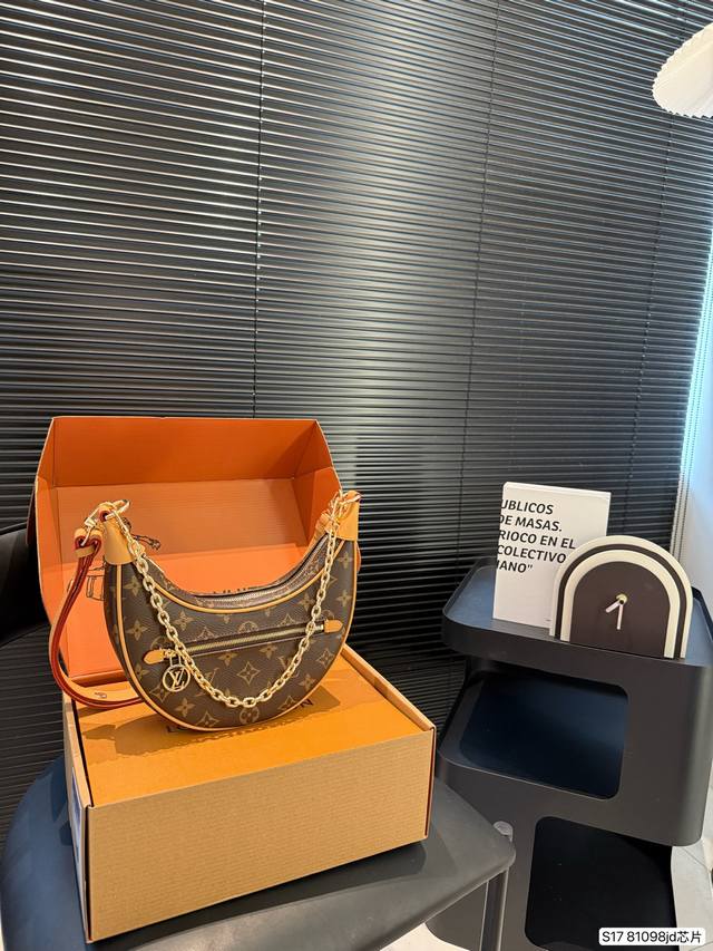 配飞机盒折叠盒子 芯片版本Lv 年秀款豌豆包 腋下包 今年腋下包大火 但是这一只驴家豌豆包 才是腋下包的宝藏 背在腋下不大不小 不光有可人外表 空间也很喜人 更