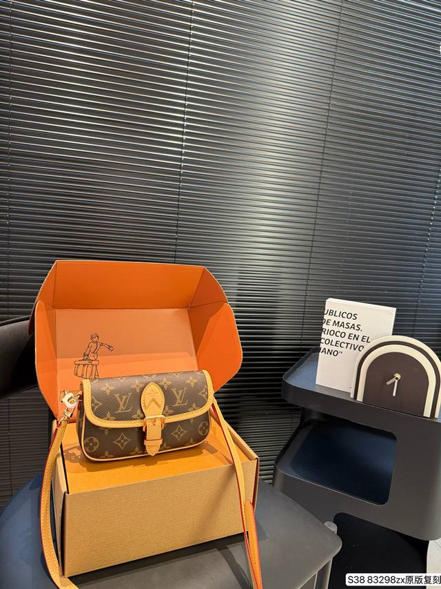 配飞机盒折叠盒子 迷你Lv法棍包 原版复刻 全钢五金 正版163芯片 上身简单又舒服 源自中古包 Sologne 的改良版 整体保留了简洁的包身造型 一根肩带升