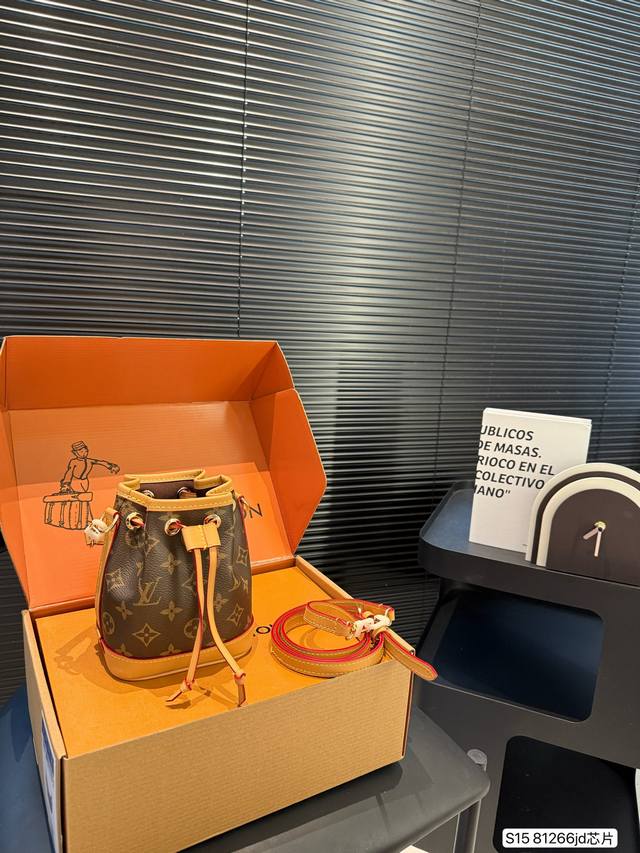 配飞机盒折叠盒子 芯片版本 Lv水桶包 款式超受美亲们欢迎 网红明星同款 真哒是人手必备一只 兼具定型包优雅和轻松慵懒休闲范 充满时尚感 尺寸 13 16 货号
