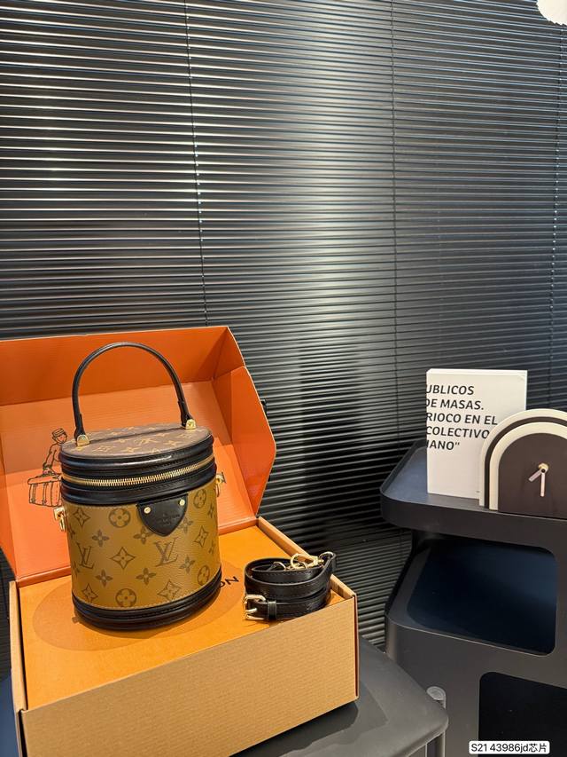 配飞机盒折叠盒子 芯片版本 Lv 发财桶包 原版五金Logo 内设专柜Logo 备受拥戴拥有超久历史 华丽感爆棚 入门级轻熟款 秀气精致很提气质 质量对比原版复