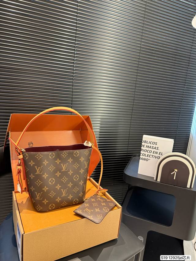 配飞机盒折叠盒子 盲猜这次Lv上新黑马是All In Bb Lv水桶 Lv尤物 尺寸：17 18.5 货号12925J D