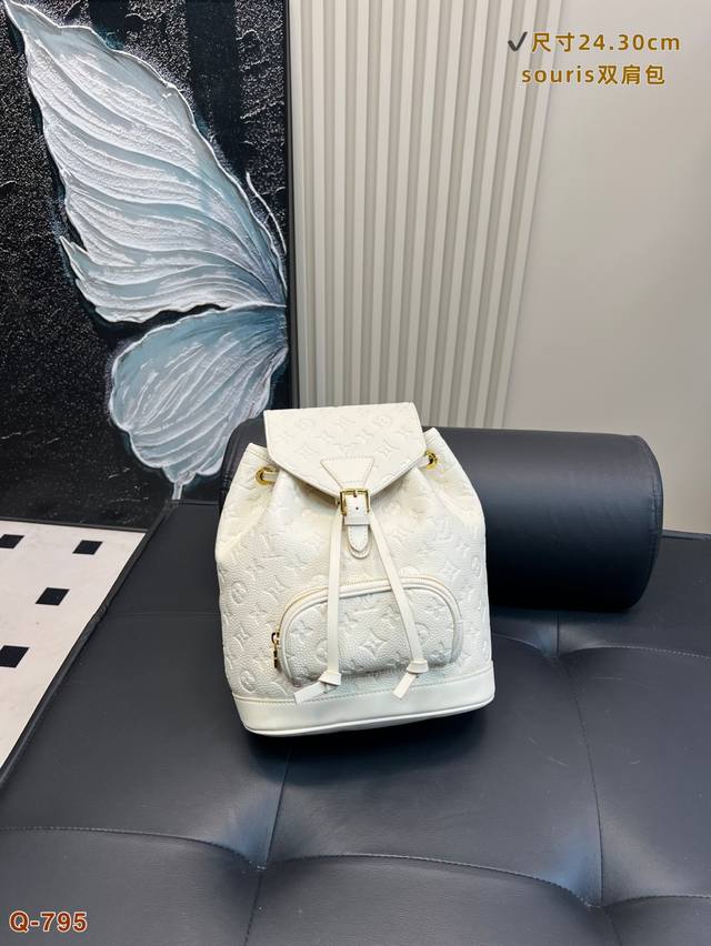 Lv 双肩包 超实用好看 精致且实用的Montsouris双肩包，一眼让人有一种时髦永恒的气息，给人一种全新的样貌，有着华丽的外形，体现出高贵且高级的气质减龄必