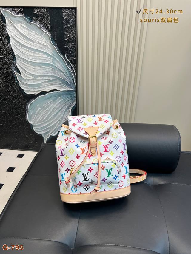 Lv 双肩包 超实用好看 精致且实用的Montsouris双肩包，一眼让人有一种时髦永恒的气息 经典的老花搭配黄皮配色，给人一种全新的样貌，有着华丽的外形，体现