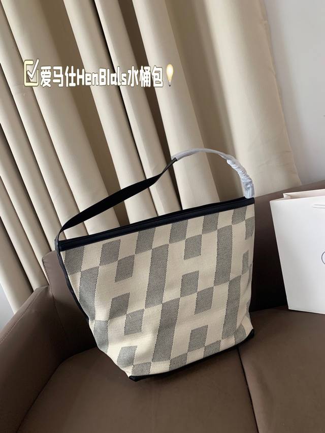 爱马仕新款Henbials水桶包 请大数据把这篇推给爱马仕女孩 可以放的下Ipad平板的帆布包 H En Biais金棕色 尺寸: 28*30帆布购物袋
