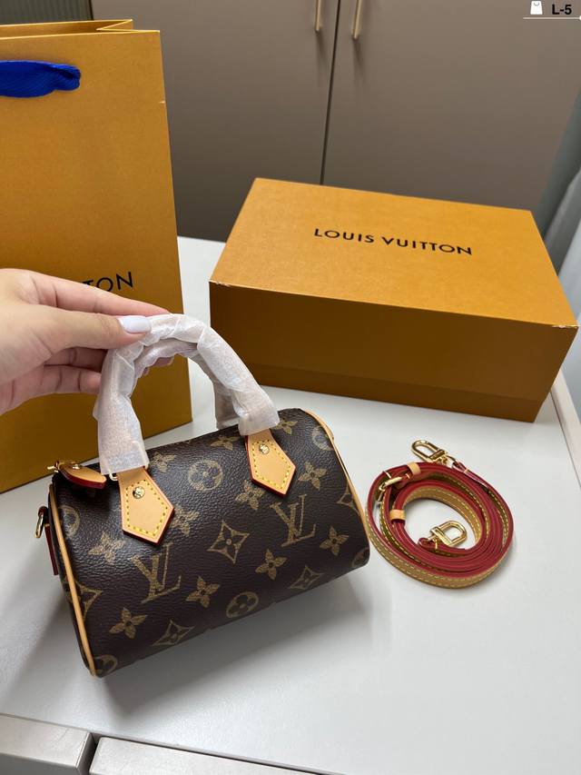 Lv路易斯威登枕头包 经典系列 时尚百搭独特的艺术气息 颜值高 日常出街首选 L-5尺寸16×10折叠盒