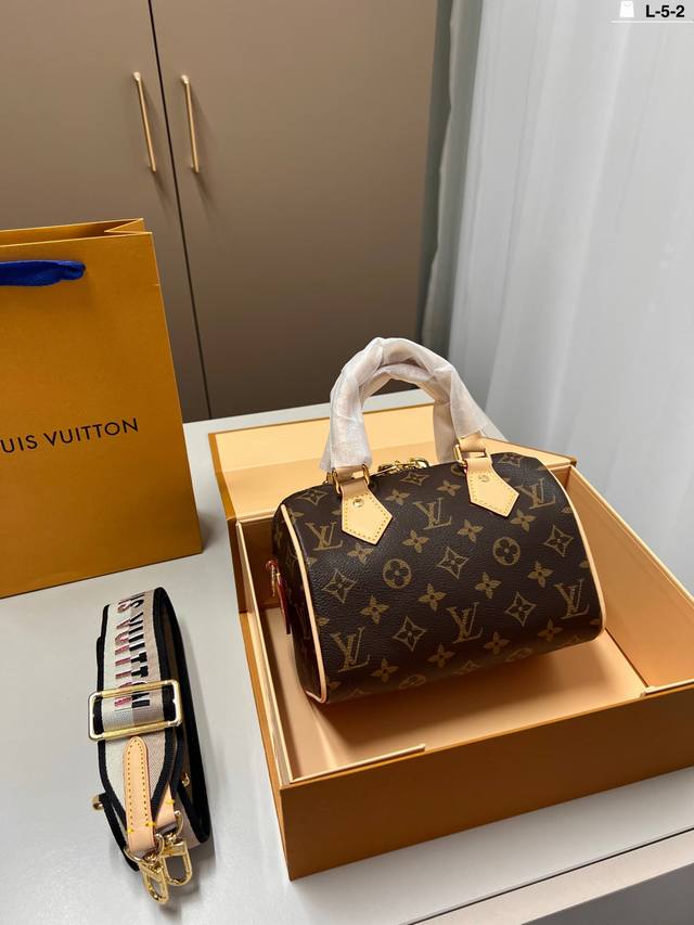 芯片版本 Lv路易斯威登枕头包 变色皮 经典系列 时尚百搭独特的艺术气息 颜值高 日常出街首选 L-5-2尺寸20×15折叠盒