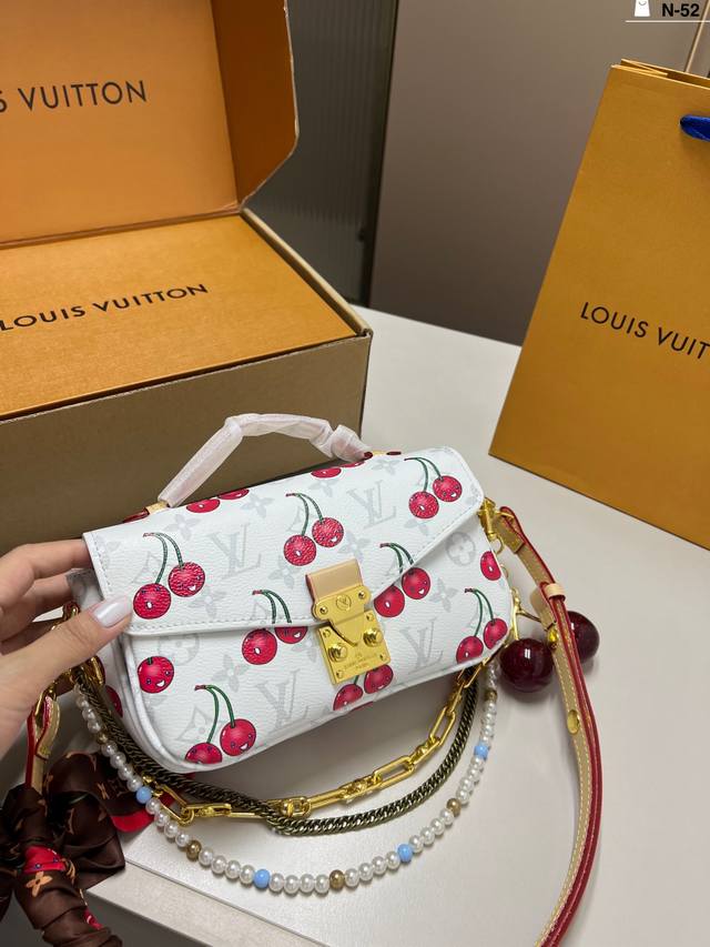 Lv村上隆邮差包 细细看 实用型 隔层多 容量大 非常高级哦！百搭不出错！ N-52尺寸21×11折叠盒