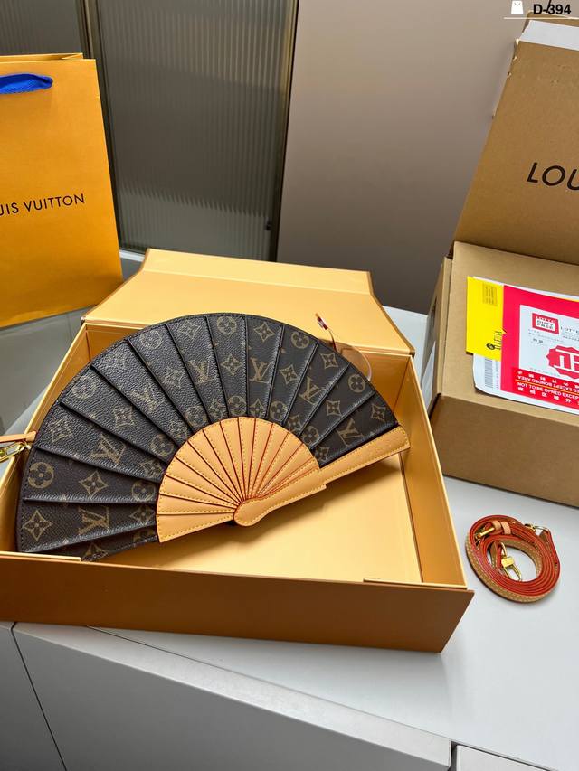 老花扇子包 Lv Fan 手袋以别致设计亮相 2025 春夏秀场，成就收藏家之选。皮革之上点级 Monogram 花卉细节，手提或肩背皆宜。D-394尺寸37×