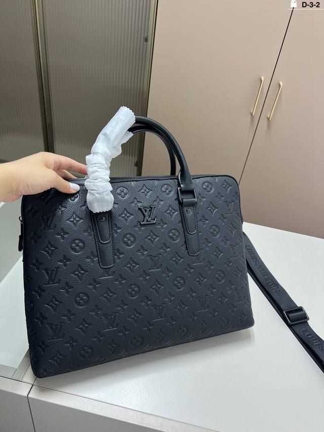 Lv路易威登男士公文包 可以斜挎可以手提 容量也很大，文件，电脑都可以放 D-3-2尺寸38×28