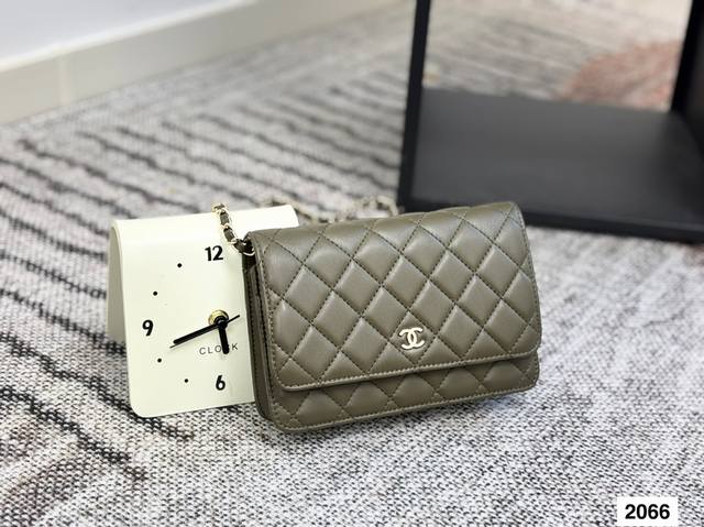 Chanel Woc 发财包 小香最近好多明星都在背 Chanel 19 这款包是由老佛爷Karl Lagerfeld 和 Chanel现任创意总监 Virgi Chanel Woc 发财包 小香最近好多明星都在背 Chanel 19 这款包是由老佛爷Karl Lagerfeld 和 Chanel现任创意总监 Virgi
