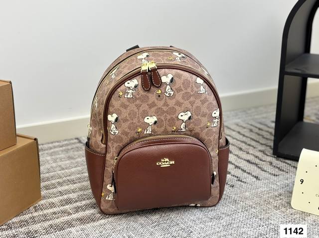 蔻驰双肩包 这款时尚功能背包是最适合都市活躍人士 它将运动袋形与独特的品牌细节元素结合 背都超好看哦！尺寸: 33.26