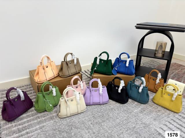 爱马仕花园包 一包难求 Hermes 花园包强势来袭！花园包的出圈不是偶然啊，非常经典的购物袋包型，大小也正好满足你对一款购物袋的要求，超级能装货的一款包包，而