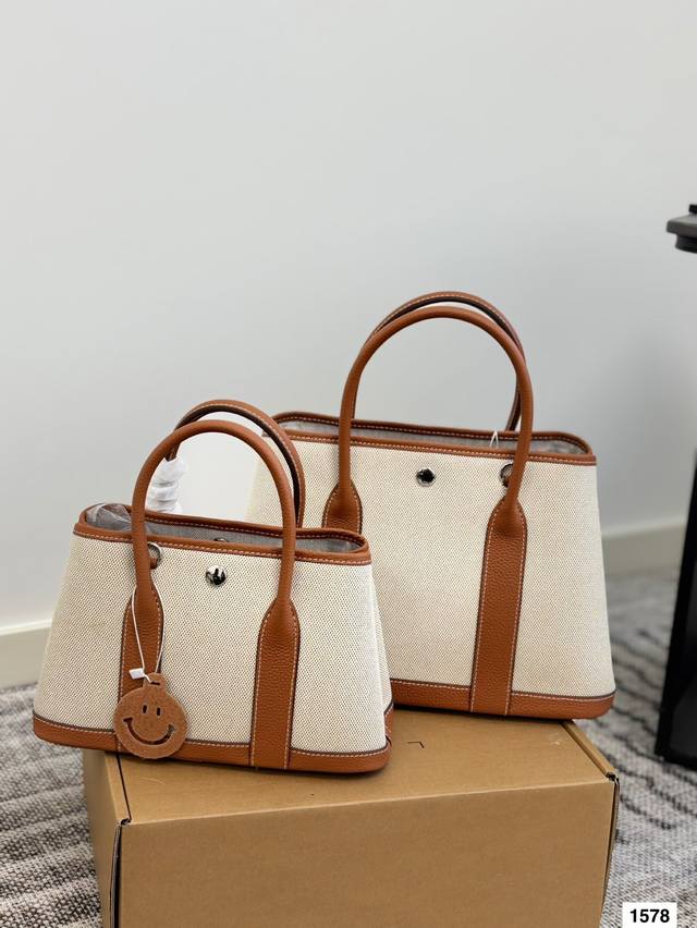 爱马仕花园包 一包难求 Hermes 花园包强势来袭！花园包的出圈不是偶然啊，非常经典的购物袋包型，大小也正好满足你对一款购物袋的要求，超级能装货的一款包包，而