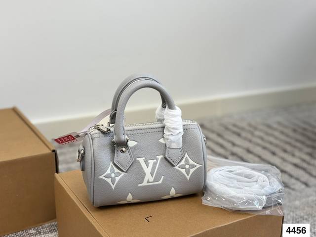 礼盒 Lv枕头包 又甜又酷 一整个爱住 百搭时尚 颜值超高 是每个潮酷女孩必入单品 尺寸:16 10