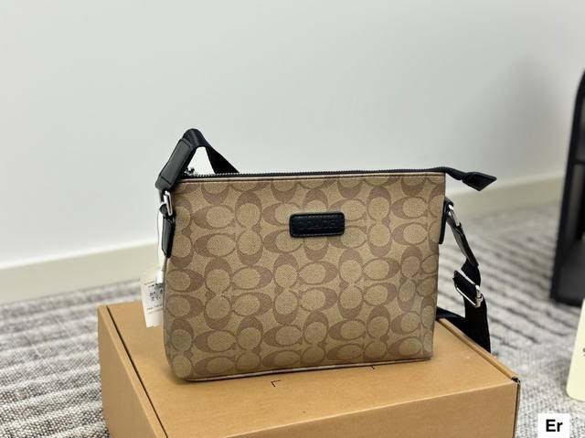 蔻驰 最新款斜挎包 实用性强 细节做工精致 高端大气上档次 休闲大方 尺寸：28.19